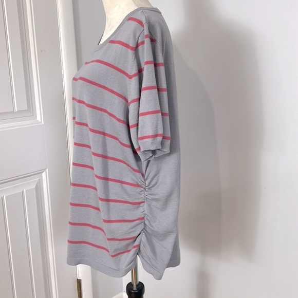 LANE BRYANT OUTLET SWEATER SZ 22/24 GRAY PINK STRIPE RUCHED SIDES SHORT SLEEVE - Picture 2 of 7